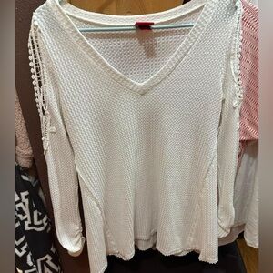 Daytrip top. Fun keyhole sleeves